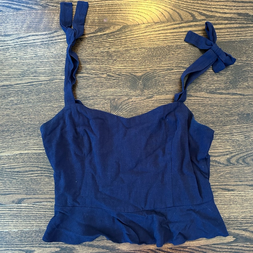 Dainty bow top